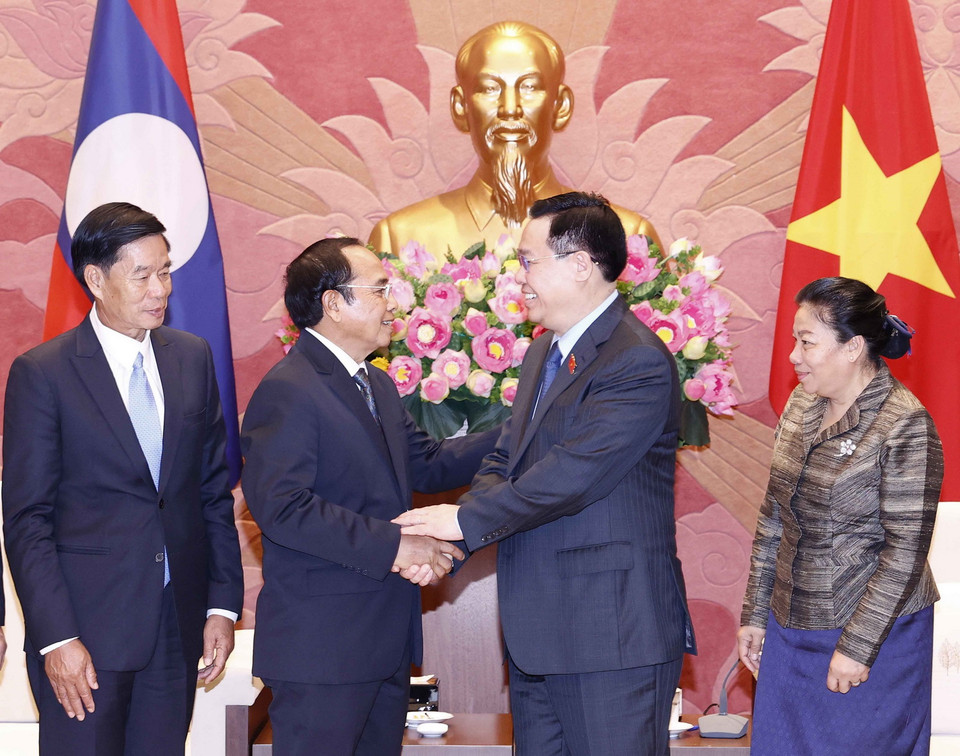 Chủ tịch Quốc hội Vương Đình Huệ và Thường trực Ban Bí thư Lào Bounthong Chitmany tại buổi tiếp. (Ảnh: Doãn Tấn/TTXVN)