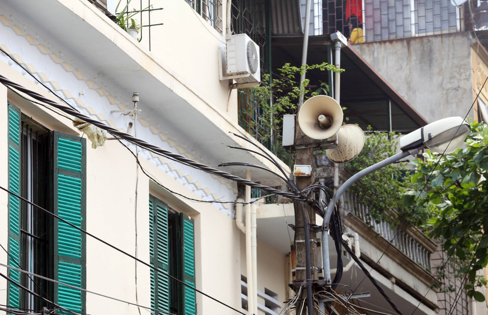Một cụm loa trên phố Gia Ngư, phường Hàng Bạc, hằng ngày đưa thông tin về phòng, chống dịch COVID-19 lan tỏa đến từng ngõ xóm, len lỏi tới mỗi gia đình. (Ảnh: Anh Tuấn/TTXVN)