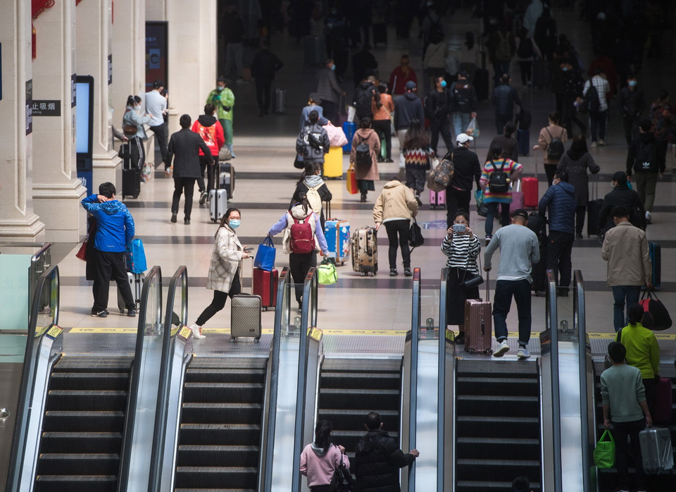 Hành khách tại nhà ga tàu hỏa ở Vũ Hán, tỉnh Hồ Bắc, Trung Quốc ngày 8/4 sau khi lệnh phong tỏa do dịch COVID-19 được dỡ bỏ. (Ảnh: THX/TTXVN)