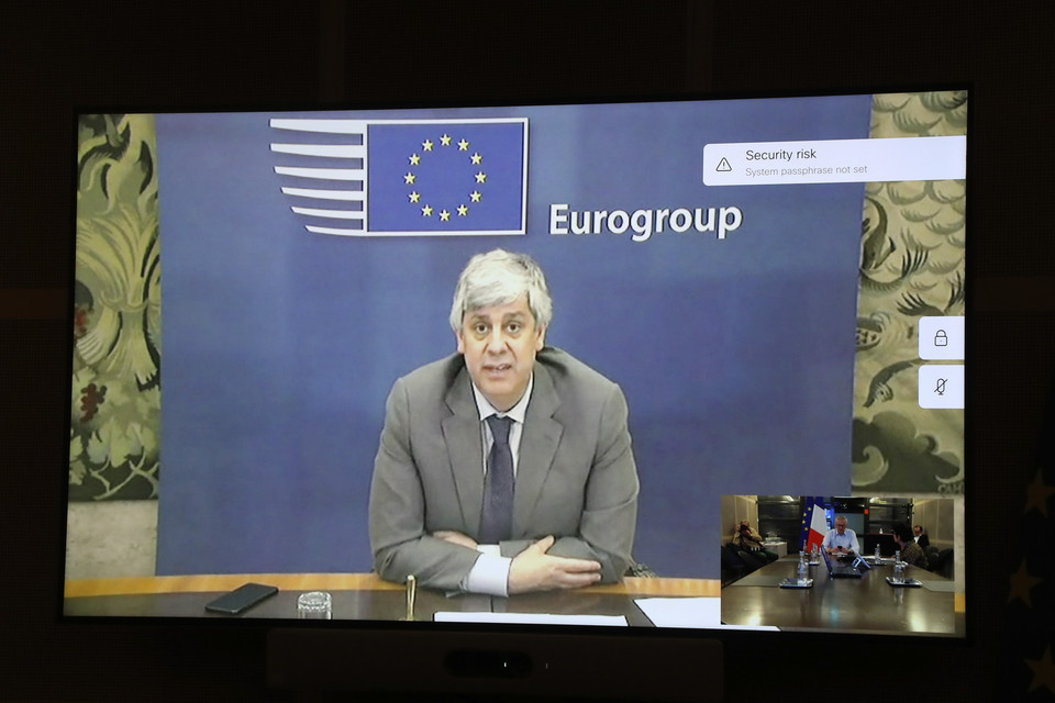 Sau cuộc họp đầu tiên không thành công, tiếp đó là một loạt cuộc thảo luận căng thẳng, cuối cùng các Bộ trưởng Tài chính châu Âu đã đồng ý vào tối 9/4 về một gói cứu trợ trị giá 500 tỷ euro (546 tỷ USD) để hỗ trợ các nước bị ảnh hưởng nặng nề nhất trong đại dịch viêm đường hô hấp cấp COVID-19. Trong ảnh: Chủ tịch Eurogroup Mario Centeno trong cuộc họp trực tuyến với các Bộ trưởng Tài chính châu Âu về ứng phó với dịch COVID-19, ngày 9/4. (Ảnh: AFP/TTXVN)