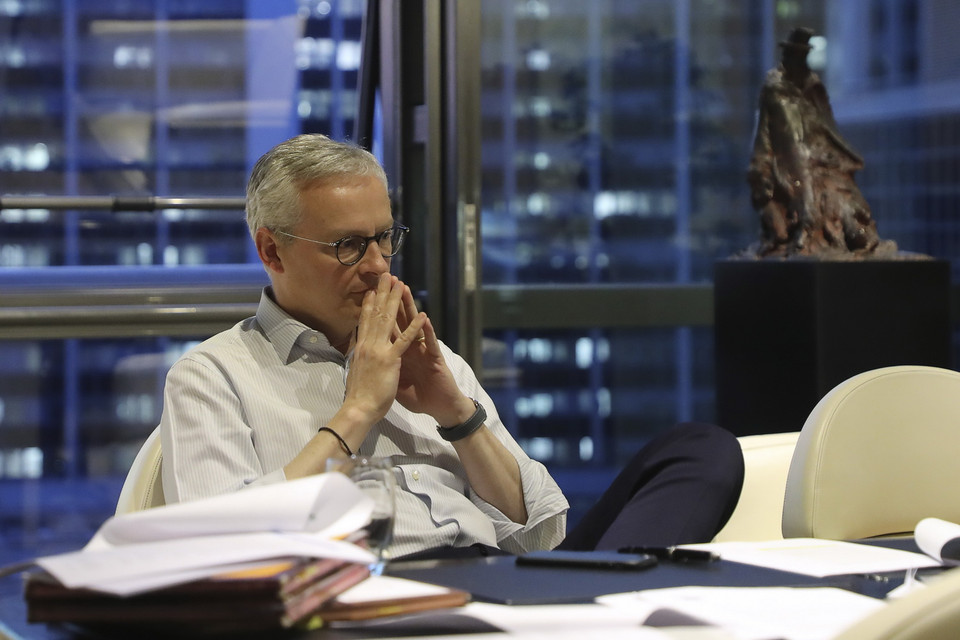 Bộ trưởng Tài chính Pháp Bruno Le Maire trong cuộc họp trực tuyến với các Bộ trưởng Tài chính châu Âu về ứng phó với dịch COVID-19, ngày 9/4. (Ảnh: AFP/TTXVN)