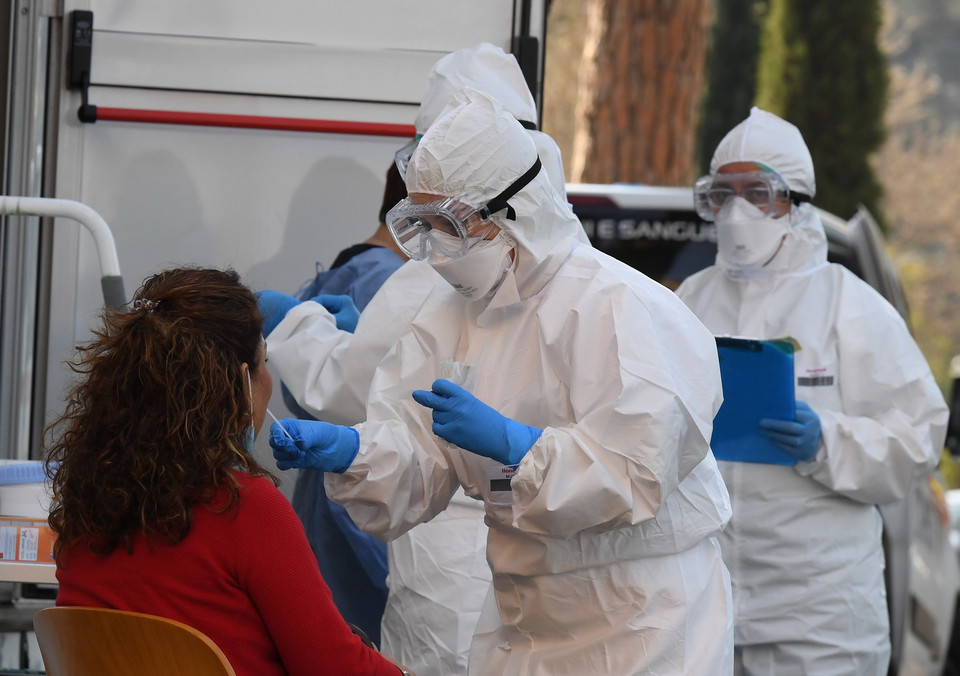 Nhân viên y tế làm việc lấy mẫu dịch xét nghiệm COVID-19 tại Rome, Italy ngày 8/4. (Ảnh: THX/TTXVN)