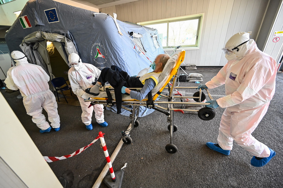 Nhân viên y tế Italy chuyển bệnh nhân nhiễm COVID-19 tại bệnh viện Policlinico di Tor Vergata ở Rome, ngày 7/4. (Ảnh: AFP/TTXVN)