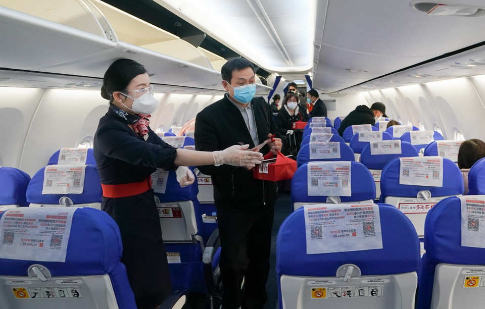 Hành khách lên máy bay tại sân bay quốc tế Thiên Hà ở Vũ Hán, tỉnh Hồ Bắc, Trung Quốc, ngày 8/4 sau khi lệnh phong tỏa do dịch COVID-19 được dỡ bỏ. (Ảnh: THX/TTXVN)