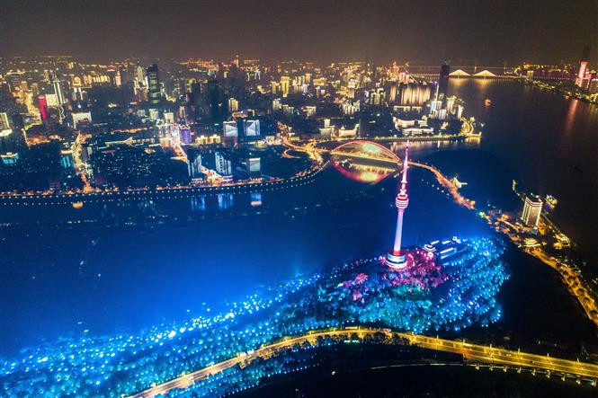 Quang cảnh thành phố Vũ Hán, tỉnh Hồ Bắc, Trung Quốc, ngày 8/4, thời điểm lệnh phong tỏa do dịch COVID-19 chính thức được dỡ bỏ. (Ảnh: THX/TTXVN)