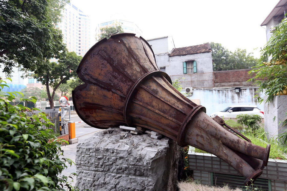 Chiếc loa 500W phục vụ công tác tuyên truyền của Đài Tiếng nói Việt Nam trong cuộc kháng chiến chống Mỹ cứu nước (bờ bắc sông Bến Hải-Quảng Trị) trưng bày trước Đài tại 58 Quán Sứ, Hà Nội như nhắc nhở mọi người về sức chiến đấu của truyền thanh. (Ảnh: Anh Tuấn/TTXVN)