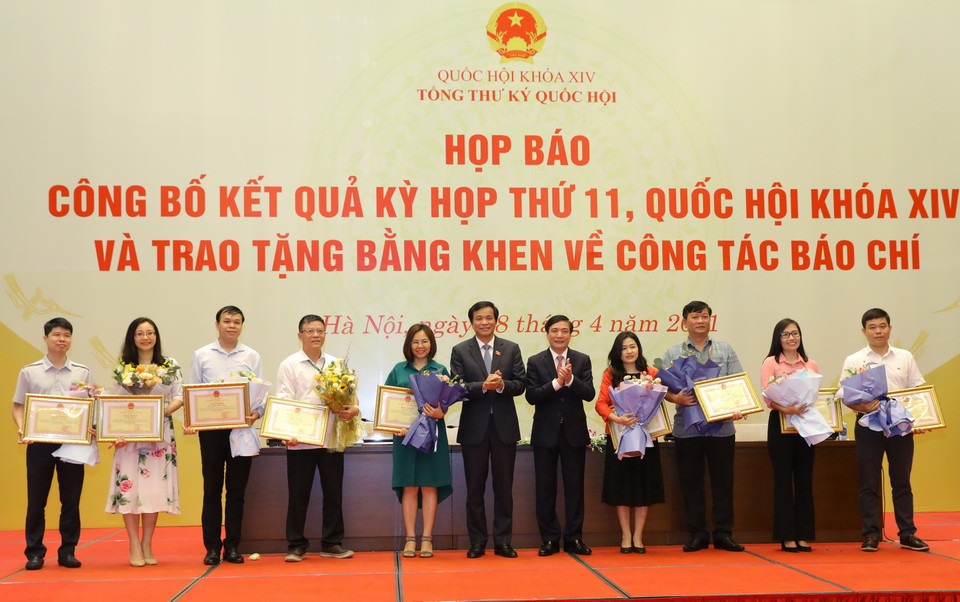 Lãnh đạo Văn phòng Quốc hội trao Bằng khen cho các cá nhân có nhiều đóng góp về công tác tuyên truyền trong nhiệm kỳ Quốc hội khóa XIV. (Ảnh: Văn Điệp/TTXVN)
