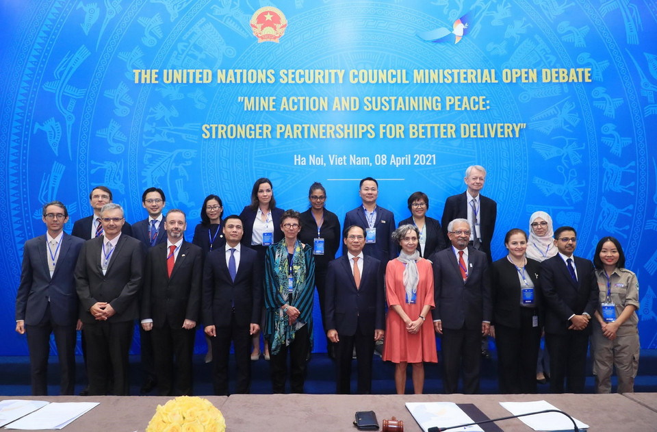 Bộ trưởng Bộ Ngoại giao Bùi Thanh Sơn với Đại sứ, đại diện đại sứ các nước tại Việt Nam dự phiên họp. (Ảnh: Lâm Khánh/TTXVN)