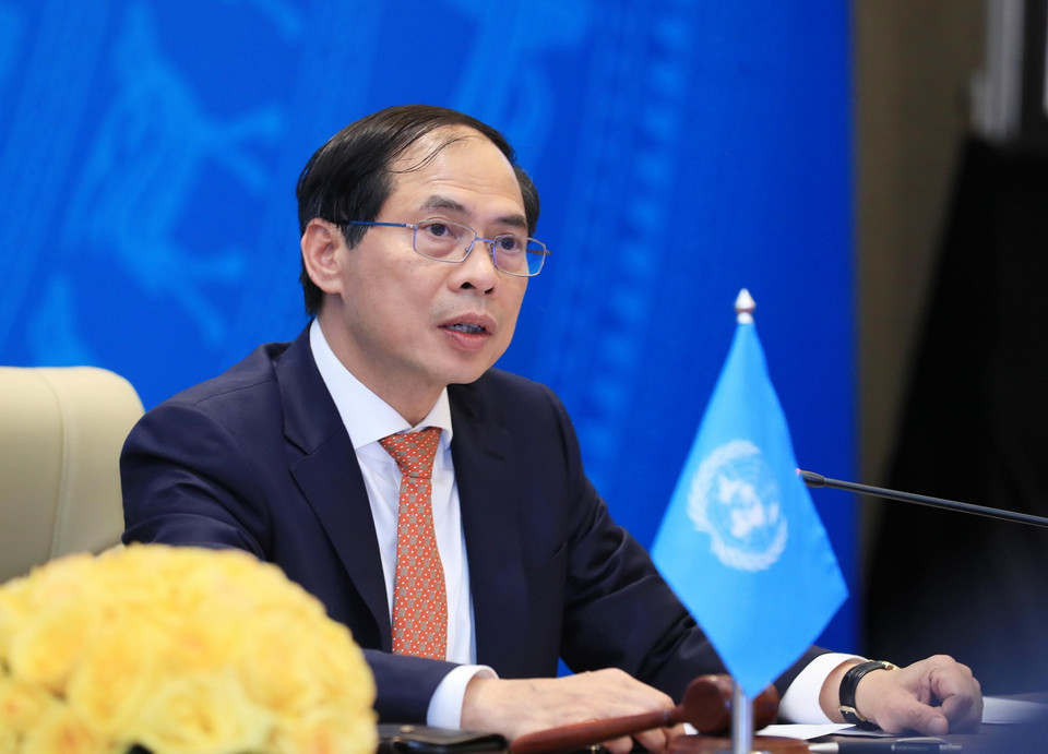 Bộ trưởng Bộ Ngoại giao Bùi Thanh Sơn chủ trì Phiên họp trực tuyến cấp bộ trưởng HĐBA LHQ về chủ đề "Khắc phục hậu quả bom, mìn và duy trì hòa bình bền vững: Tăng cường gắn kết để hiệu quả hơn." (Ảnh: Lâm Khánh/TTXVN)