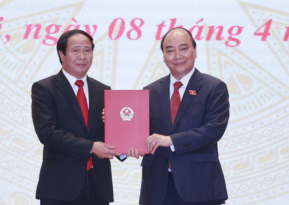 Ủy viên Bộ Chính trị, Chủ tịch nước Nguyễn Xuân Phúc trao Quyết định bổ nhiệm Phó Thủ tướng Chính phủ cho ông Lê Văn Thành. (Ảnh: Thống Nhất/TTXVN)