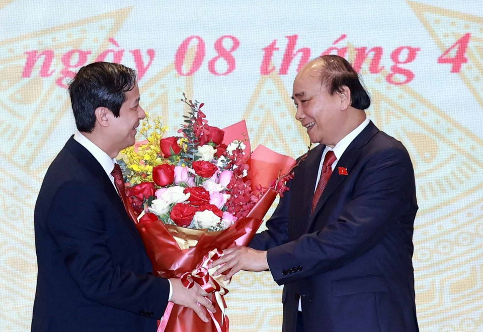 Ông Nguyễn Xuân Phúc, Ủy viên Bộ Chính trị, Chủ tịch nước Nguyễn Xuân Phúc, Thủ tướng Chính phủ nhiệm kỳ 2016-2021 tặng hoa cho Bộ trưởng Bộ Bộ Giáo dục và Đào tạo cho ông Nguyễn Kim Sơn. (Ảnh: Thống Nhất/TTXVN)