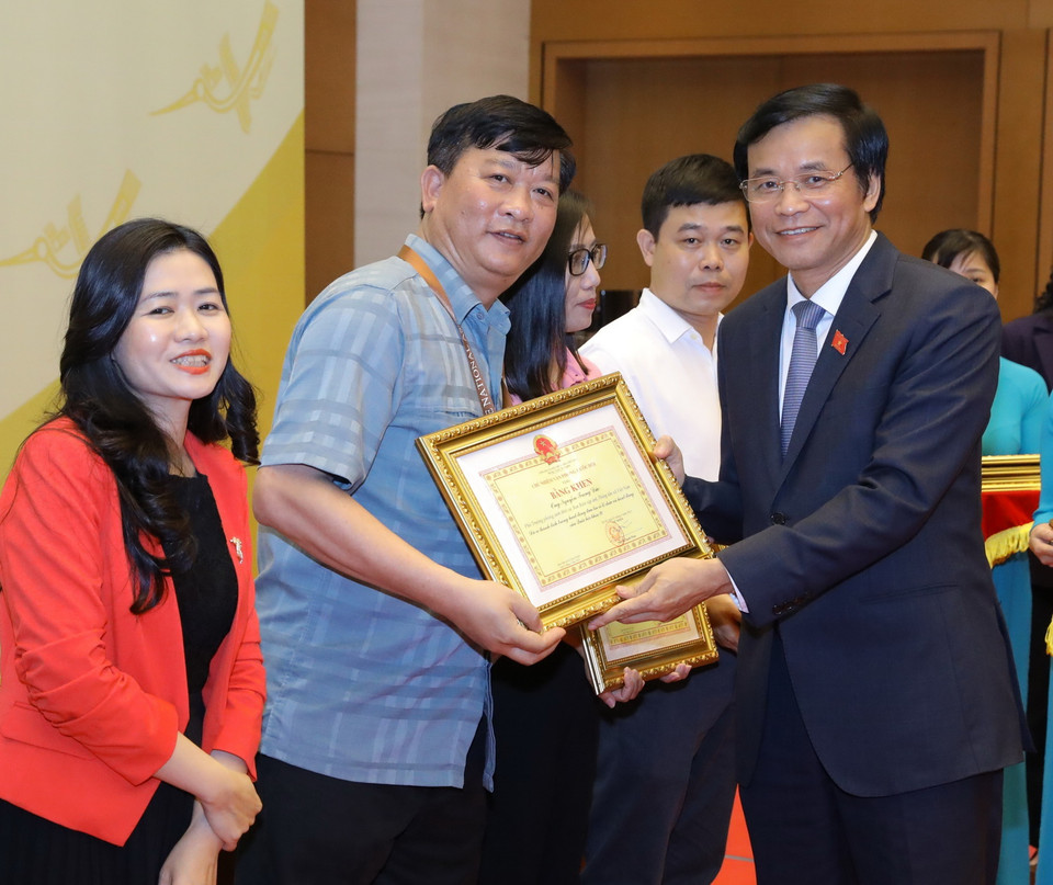 Lãnh đạo Văn phòng Quốc hội trao Bằng khen cho các cá nhân có nhiều đóng góp về công tác tuyên truyền trong nhiệm kỳ Quốc hội khóa XIV. (Ảnh: Văn Điệp/TTXVN)