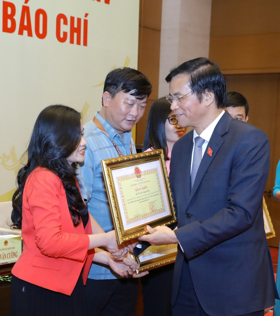 Lãnh đạo Văn phòng Quốc hội trao Bằng khen cho các cá nhân có nhiều đóng góp về công tác tuyên truyền trong nhiệm kỳ Quốc hội khóa XIV. (Ảnh: Văn Điệp/TTXVN)