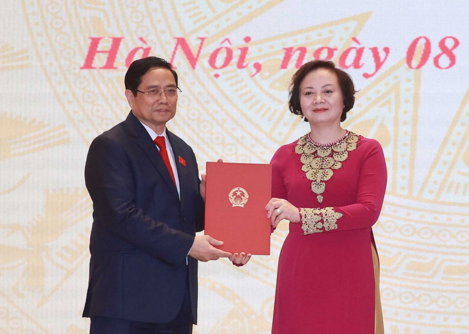 Ông Phạm Minh Chính, Ủy viên Bộ Chính trị, Thủ tướng Chính phủ trao quyết định của Chủ tịch nước bổ nhiệm bà Phạm Thị Thanh Trà giữ chức Bộ trưởng Bộ Nội vụ. (Ảnh: Thống Nhất/TTXVN)