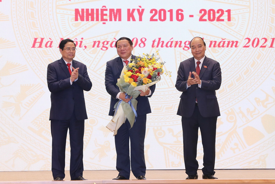 Trong ảnh: Chủ tịch nước Nguyễn Xuân Phúc và Thủ tướng Phạm Minh Chính trao Quyết định của Chủ tịch nước bổ nhiệm ông Nguyễn Văn Hùng giữ chức Bộ trưởng Bộ Văn hóa, Thể thao và Du lịch. (Ảnh: Dương Giang/TTXVN)