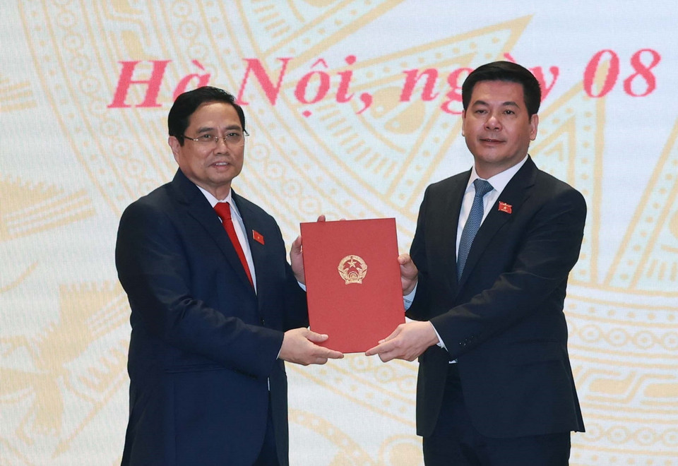 Ông Phạm Minh Chính, Ủy viên Bộ Chính trị, Thủ tướng Chính phủ trao quyết định của Chủ tịch nước bổ nhiệm ông Nguyễn Hồng Diên giữ chức Bộ trưởng Bộ Công Thương. (Ảnh: Thống Nhất/TTXVN)