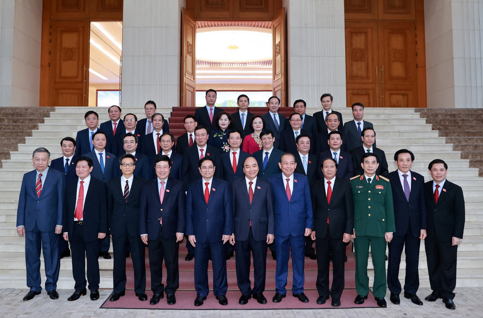 Ông Nguyễn Xuân Phúc, Ủy viên Bộ Chính trị, Chủ tịch nước, Thủ tướng Chính phủ nhiệm kỳ 2016-2021; ông Phạm Minh Chính, Ủy viên Bộ Chính trị, Thủ tướng Chính phủ, các thành viên Chính phủ 2021-2026 và các thành viên Chính phủ 2016-2021. Ảnh: Thống Nhất – TTXVN 