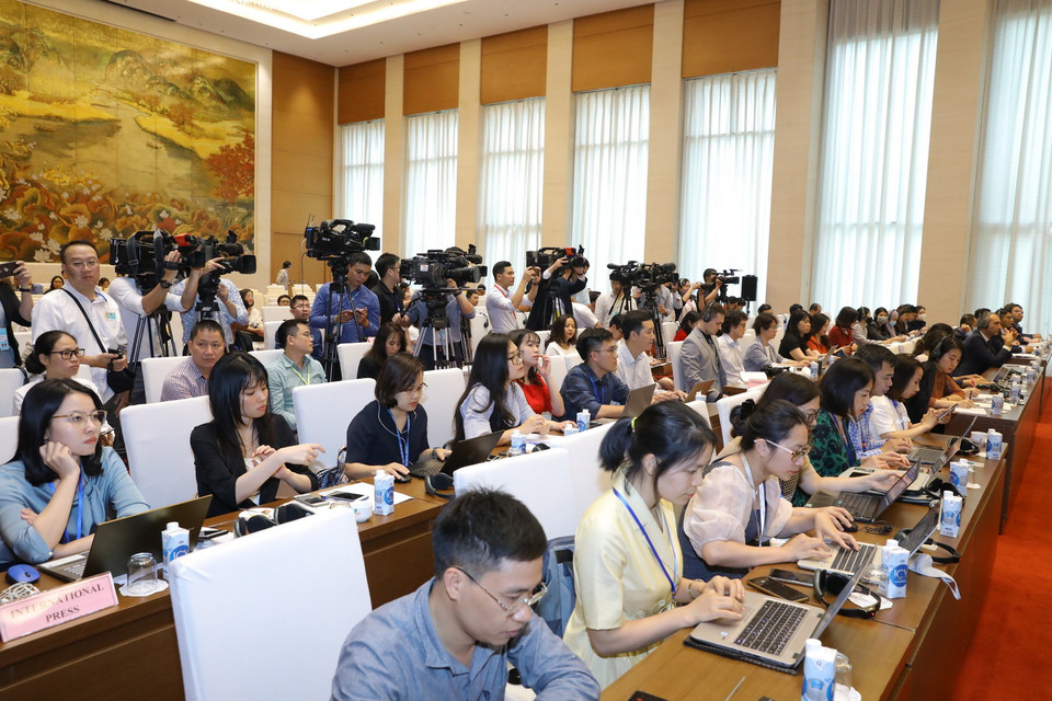 Phóng viên trong nước, quốc tế dự buổi họp báo. (Ảnh: Văn Điệp/TTXVN)