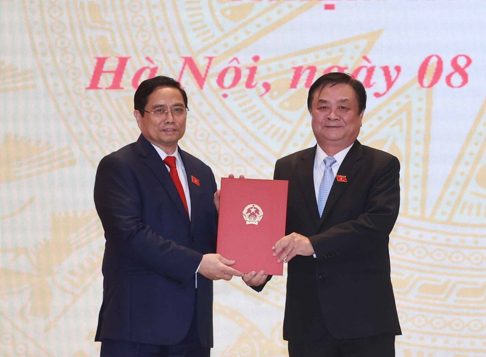 Ông Phạm Minh Chính, Ủy viên Bộ Chính trị, Thủ tướng Chính phủ trao quyết định của Chủ tịch nước bổ nhiệm ông Lê Minh Hoan giữ chức Bộ trưởng Bộ Nông nghiệp&amp;Phát triển Nông thôn. (Ảnh: Thống Nhất/TTXVN)
