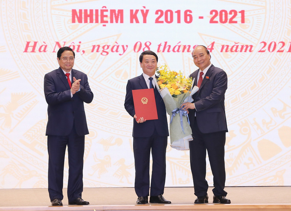 Trong ảnh: Chủ tịch nước Nguyễn Xuân Phúc và Thủ tướng Chính phủ Phạm Minh Chính trao Quyết định của Chủ tịch nước bổ nhiệm ông Hầu A Lềnh giữ chức Bộ trưởng-Chủ nhiệm Ủy ban Dân tộc. (Ảnh: Dương Giang/TTXVN)