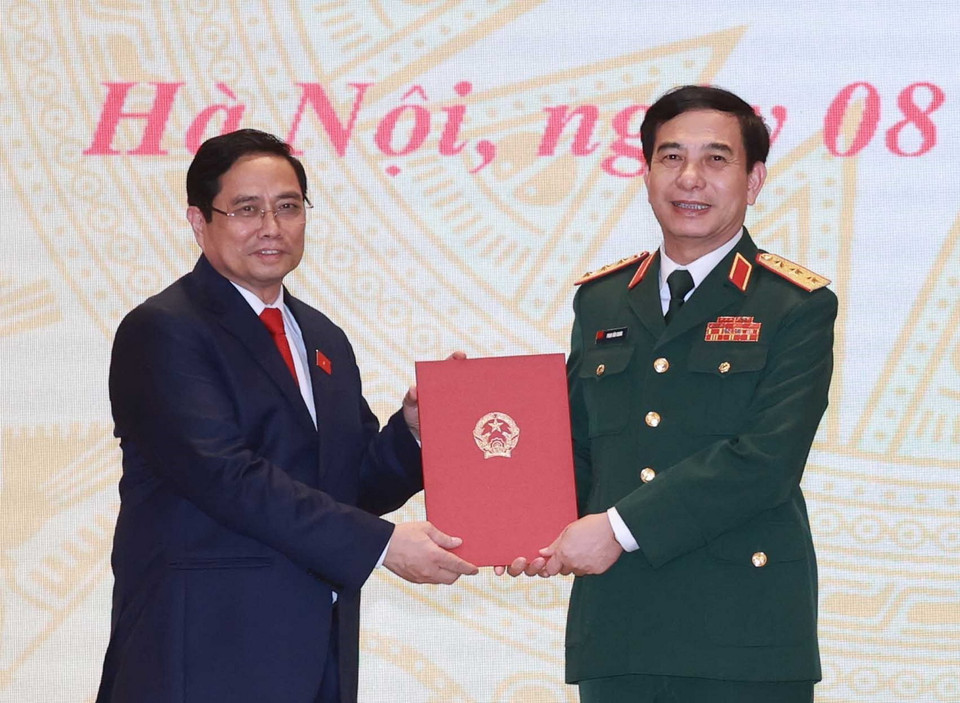 Ông Phạm Minh Chính, Ủy viên Bộ Chính trị, Thủ tướng Chính phủ trao quyết định của Chủ tịch nước bổ nhiệm chức Bộ trưởng Bộ Quốc phòng cho Thượng tướng Phan Văn Giang. (Ảnh: Thống Nhất/TTXVN)