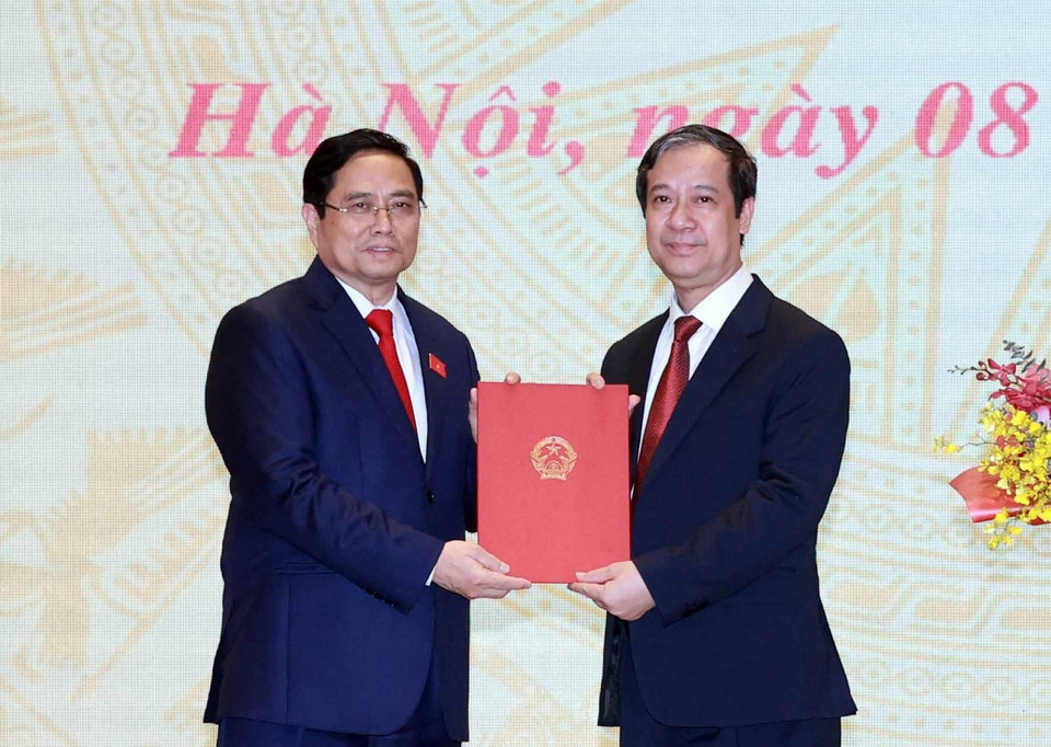 Ông Phạm Minh Chính, ủy viên Bộ Chính trị, Thủ tướng Chính phủ trao quyết định của Chủ tịch nước bổ nhiệm ông Nguyễn Kim Sơn giữ chức Bộ trưởng Bộ Giáo dục và Đào tạo. (Ảnh: Thống Nhất/TTXVN)