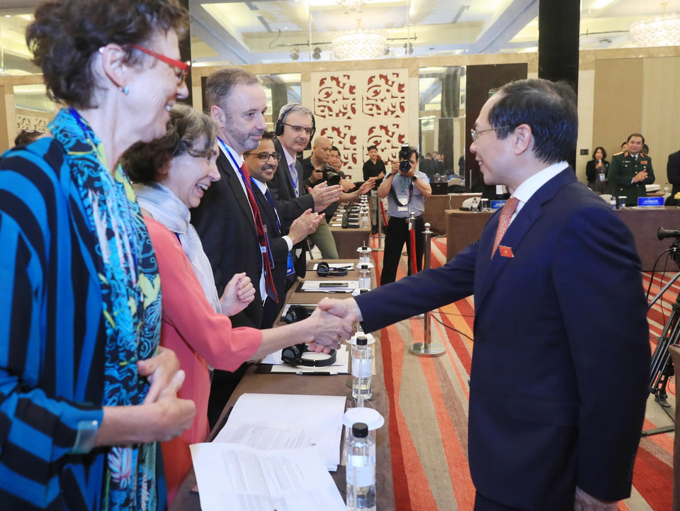 Bộ trưởng Bộ Ngoại giao Bùi Thanh Sơn với Đại sứ, đại diện đại sứ các nước tại Việt Nam dự phiên họp. (Ảnh: Lâm Khánh/TTXVN)