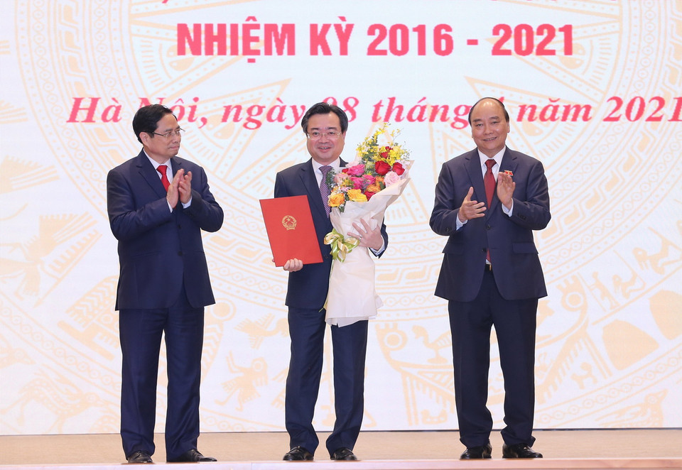 Trong ảnh: Chủ tịch nước Nguyễn Xuân Phúc và Thủ tướng Chính phủ Phạm Minh Chính trao Quyết định của Chủ tịch nước bổ nhiệm ông Nguyễn Thanh Nghị giữ chức Bộ trưởng Bộ Xây dựng. (Ảnh: Dương Giang/TTXVN)