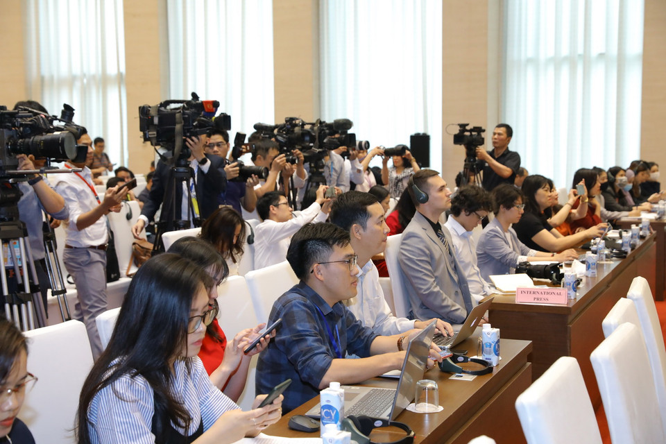 Phóng viên trong nước, quốc tế dự buổi họp báo. (Ảnh: Văn Điệp/TTXVN)