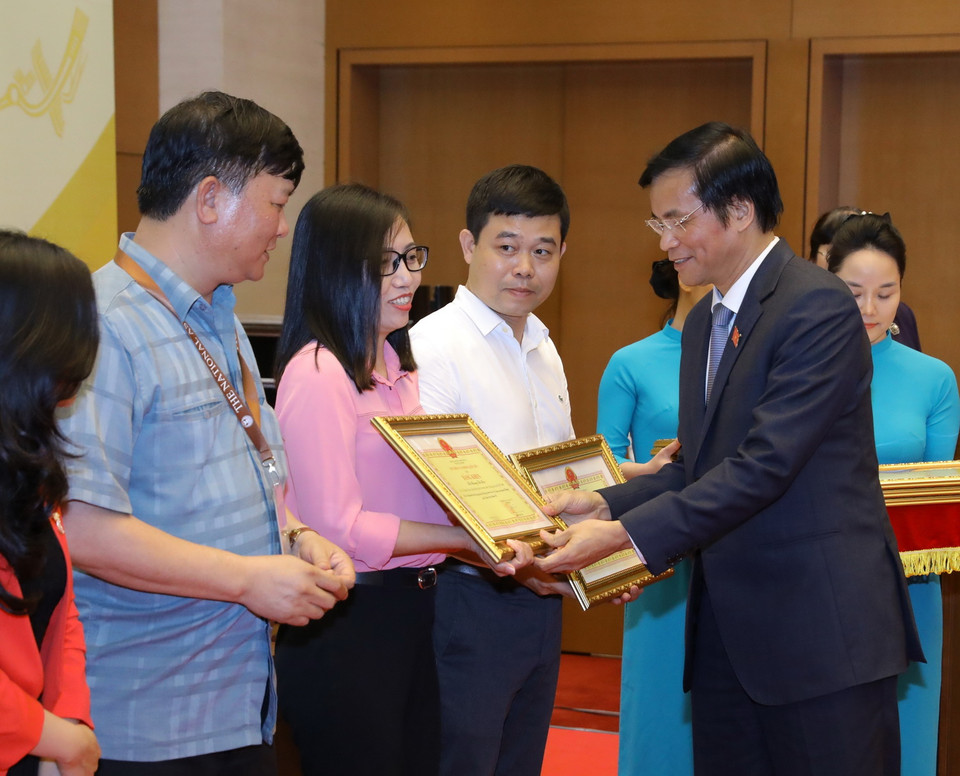 Lãnh đạo Văn phòng Quốc hội trao Bằng khen cho các cá nhân có nhiều đóng góp về công tác tuyên truyền trong nhiệm kỳ Quốc hội khóa XIV. (Ảnh: Văn Điệp/TTXVN)