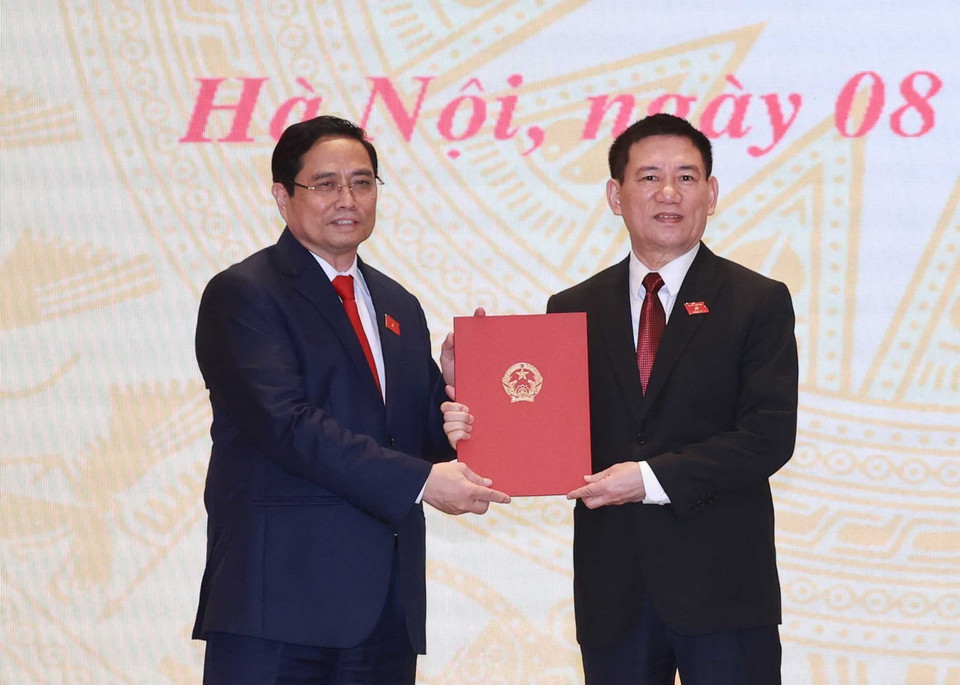Ông Phạm Minh Chính, Ủy viên Bộ Chính trị, Thủ tướng Chính phủ trao quyết định của Chủ tịch nước bổ nhiệm ông Hồ Đức Phớc giữ chức Bộ trưởng Bộ Tài chính. (Ảnh: Thống Nhất/TTXVN)