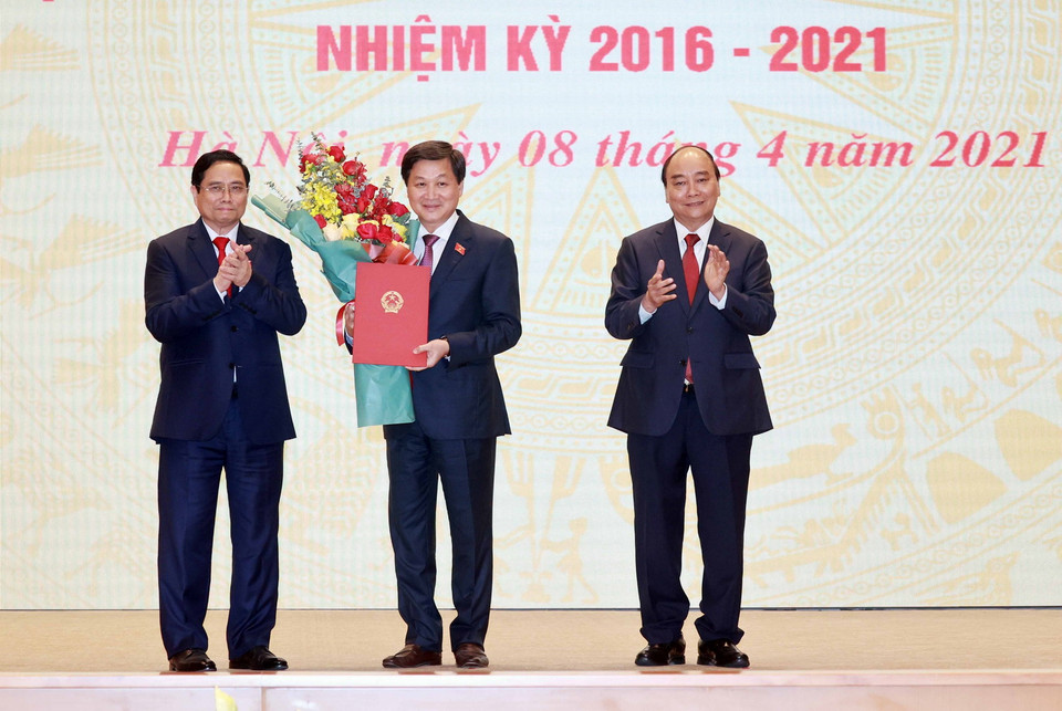 Ủy viên Bộ Chính trị, Chủ tịch nước Nguyễn Xuân Phúc trao Quyết định bổ nhiệm Phó Thủ tướng Chính phủ cho ông Lê Minh Khái. (Ảnh: Thống Nhất/TTXVN)