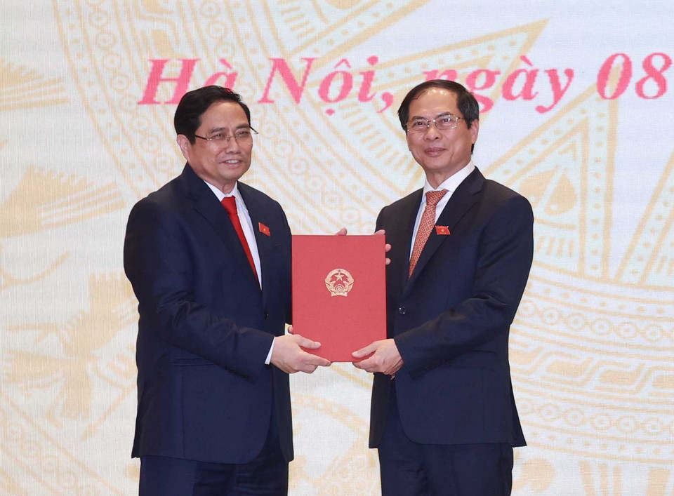 Ông Phạm Minh Chính, Ủy viên Bộ Chính trị, Thủ tướng Chính phủ trao quyết định của Chủ tịch nước bổ nhiệm ông Bùi Thanh Sơn giữ chức Bộ trưởng Bộ Ngoại giao. (Ảnh: Thống Nhất/TTXVN)
