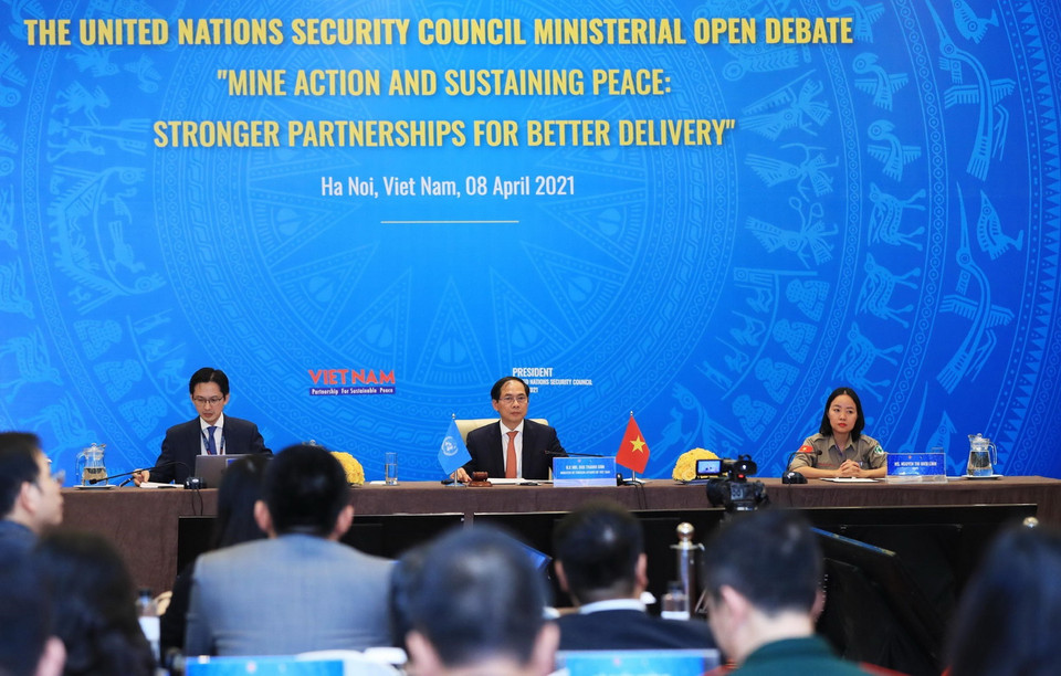 Bộ trưởng Bộ Ngoại giao Bùi Thanh Sơn chủ trì Phiên họp trực tuyến cấp bộ trưởng HĐBA LHQ về chủ đề "Khắc phục hậu quả bom, mìn và duy trì hòa bình bền vững: Tăng cường gắn kết để hiệu quả hơn." (Ảnh: Lâm Khánh/TTXVN)