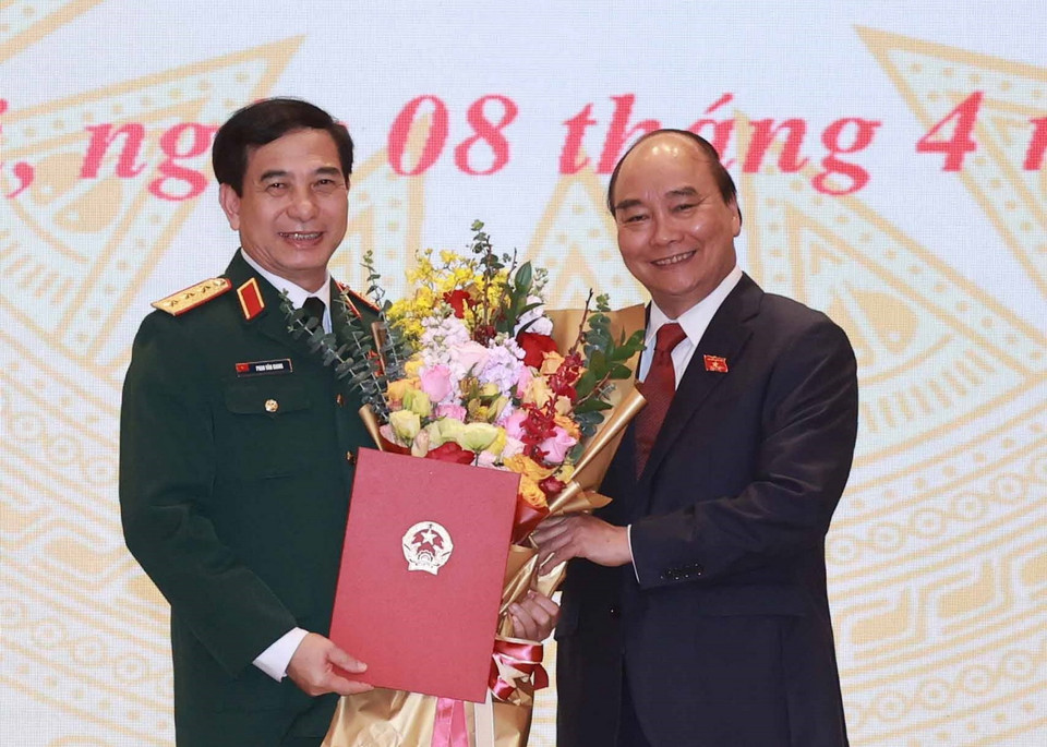 Ủy viên Bộ Chính trị, Chủ tịch nước Nguyễn Xuân Phúc tặng hoa cho Bộ trưởng Bộ Quốc phòng Phan Văn Giang. (Ảnh: Thống Nhất/TTXVN)