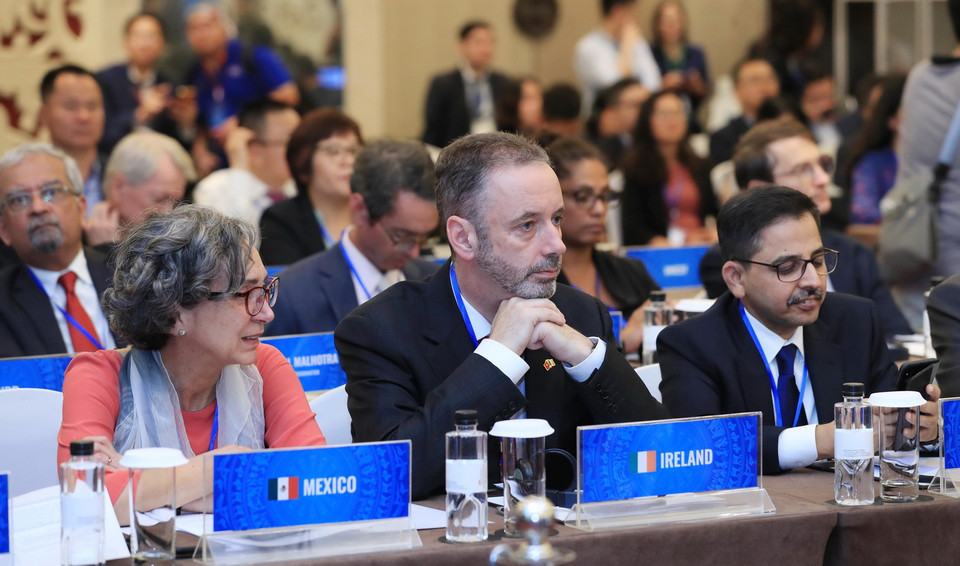 Đại sứ, đại diện đại sứ các nước dự Phiên họp trực tuyến HĐBA LHQ cấp bộ trưởng về chủ đề "Khắc phục hậu quả bom, mìn và duy trì hòa bình bền vững: Tăng cường gắn kết để hiệu quả hơn" tại Hà Nội. (Ảnh: Lâm Khánh/TTXVN)