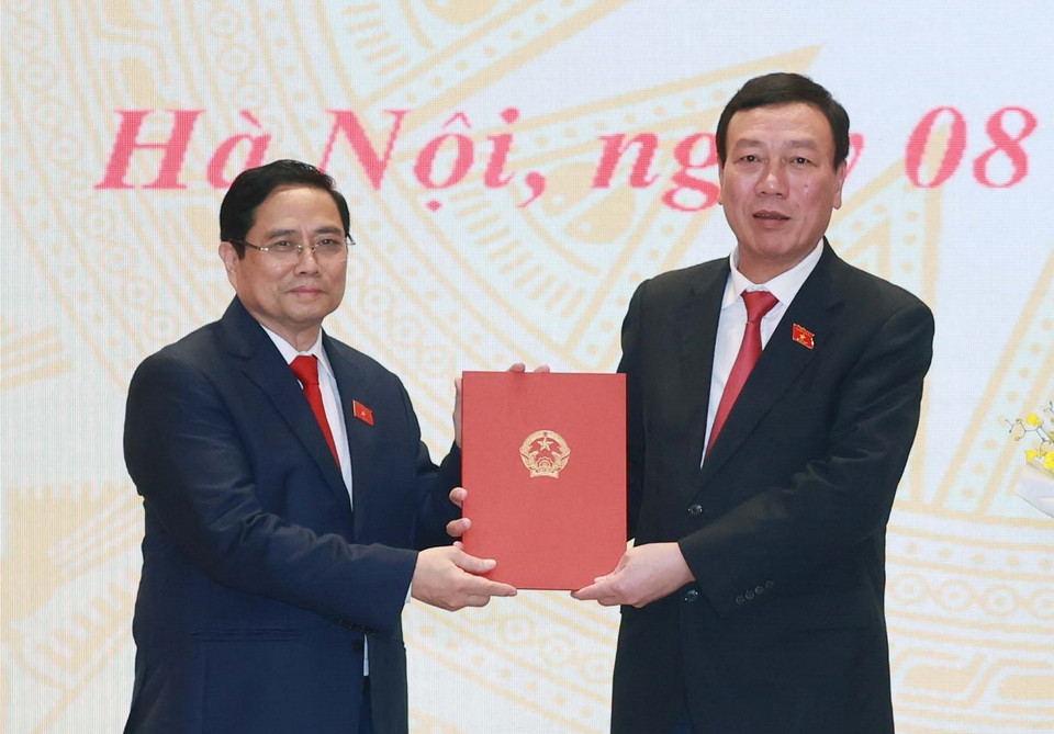 Ông Phạm Minh Chính, Ủy viên Bộ Chính trị, Thủ tướng Chính phủ trao quyết định của Chủ tịch nước bổ nhiệm ông Đoàn Hồng Phong giữ chức Tổng Thanh tra Chính phủ. (Ảnh: Thống Nhất/TTXVN)