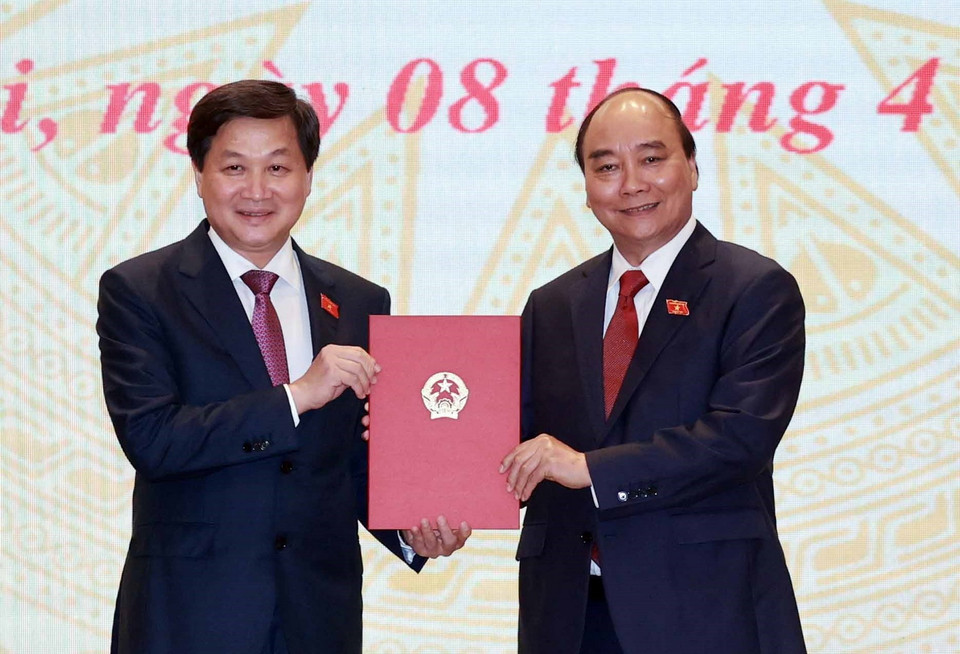 Ủy viên Bộ Chính trị, Chủ tịch nước Nguyễn Xuân Phúc trao Quyết định bổ nhiệm Phó Thủ tướng Chính phủ cho ông Lê Minh Khái. (Ảnh: Thống Nhất/TTXVN)