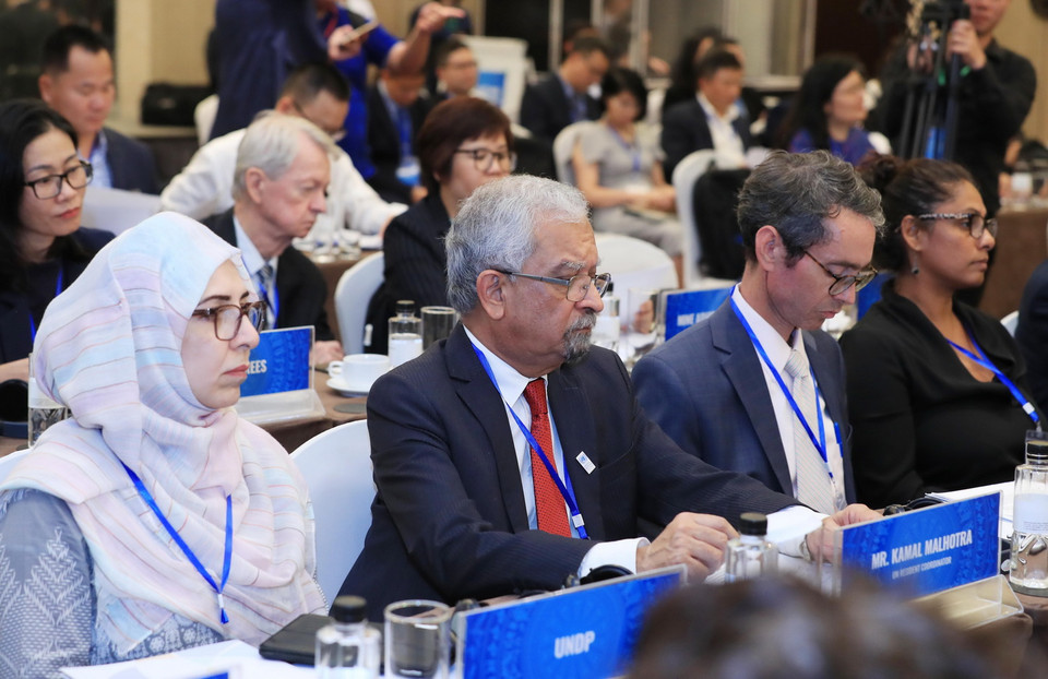 Trong ảnh: Điều phối viên thường trú của Liên Hợp Quốc Kamal Malhotra (thứ 2 từ trái sang) và các đại biểu quốc tế dự Phiên họp đầu cầu Hà Nội. (Ảnh: Lâm Khánh/TTXVN)