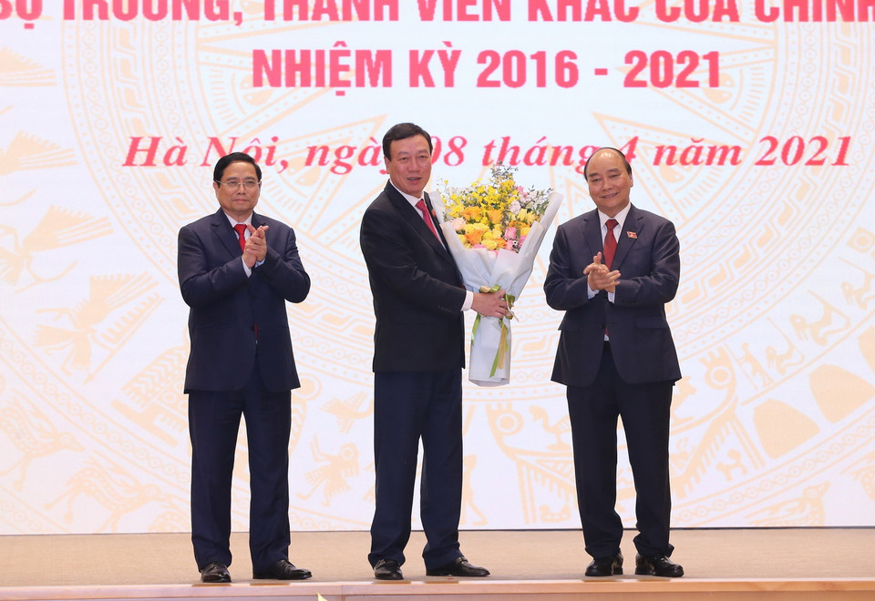 Trong ảnh: Chủ tịch nước Nguyễn Xuân Phúc và Thủ tướng Chính phủ Phạm Minh Chính trao Quyết định của Chủ tịch nước bổ nhiệm ông Đoàn Hồng Phong giữ chức Tổng Thanh tra Chính phủ. (Ảnh: Dương Giang/TTXVN)