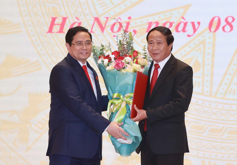Ông Phạm Minh Chính, Ủy viên Bộ Chính trị, Thủ tướng Chính phủ tặng hoa cho ông Lê Văn Thành được bổ nhiệm Phó Thủ tướng Chính phủ. (Ảnh: Thống Nhất/TTXVN)