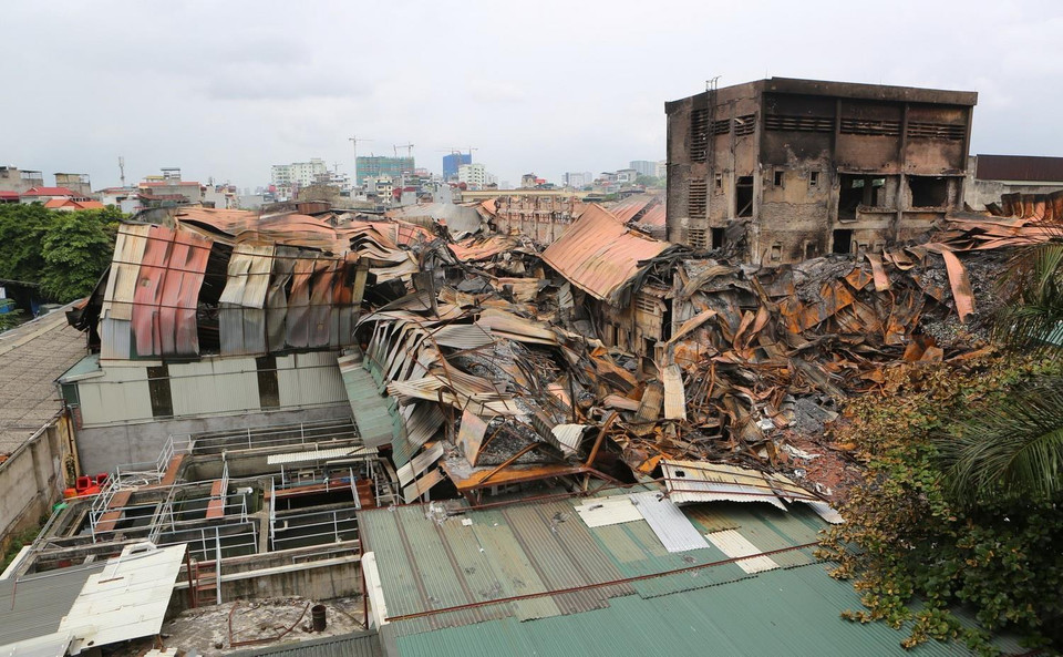 Hiện trường vụ cháy nhà máy Bóng đèn Phích nước Rạng Đông sau 2 ngày. (Ảnh: Thành Đạt/TTXVN)