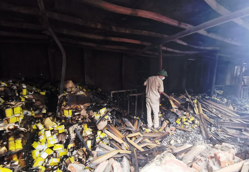 Sau 2 ngày hiện trường vụ cháy nhà máy Bóng đèn Phích nước Rạng Đông vẫn bốc khói âm ỉ có khả năng gây nhiễm độc cao. (Ảnh: Thành Đạt/TTXVN)