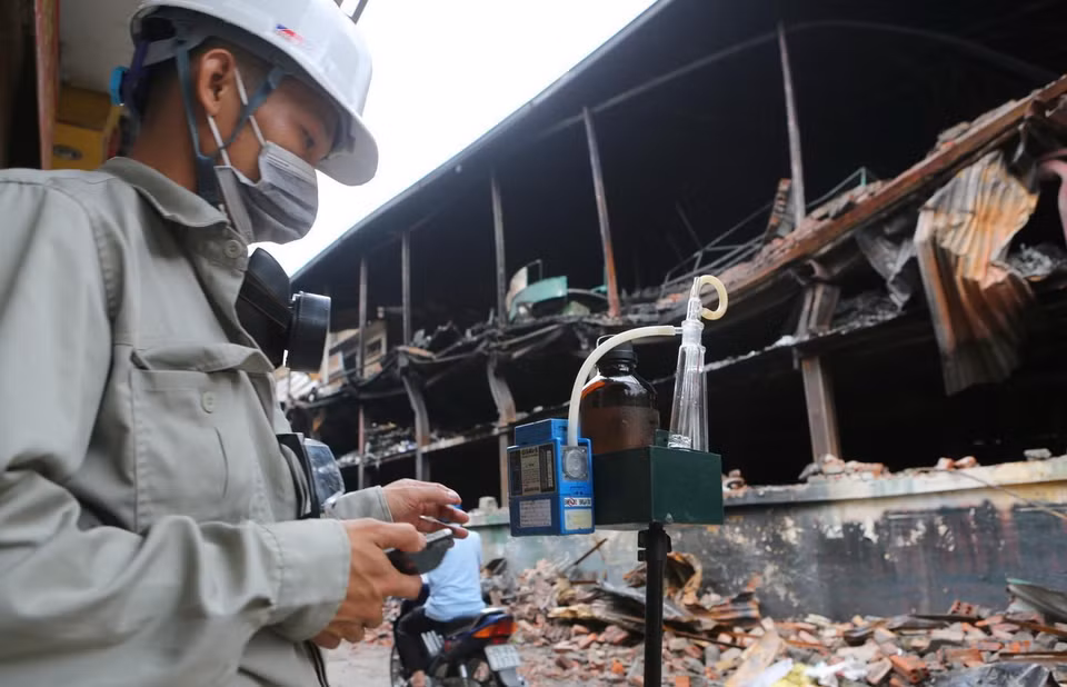Đoàn cán bộ Trung tâm quan trắc tài nguyên và môi trường Hà Nội đến hiện trường kiểm tra, ghi nhận số liệu.. (Ảnh: Thành Đạt/TTXVN)