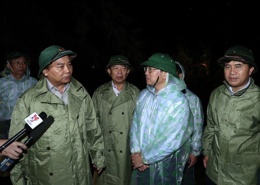 Thủ tướng Nguyễn Xuân Phúc đi kiểm tra công tác khắc phục hậu quả cơn bão số 10. (Ảnh: Thống Nhất/TTXVN)