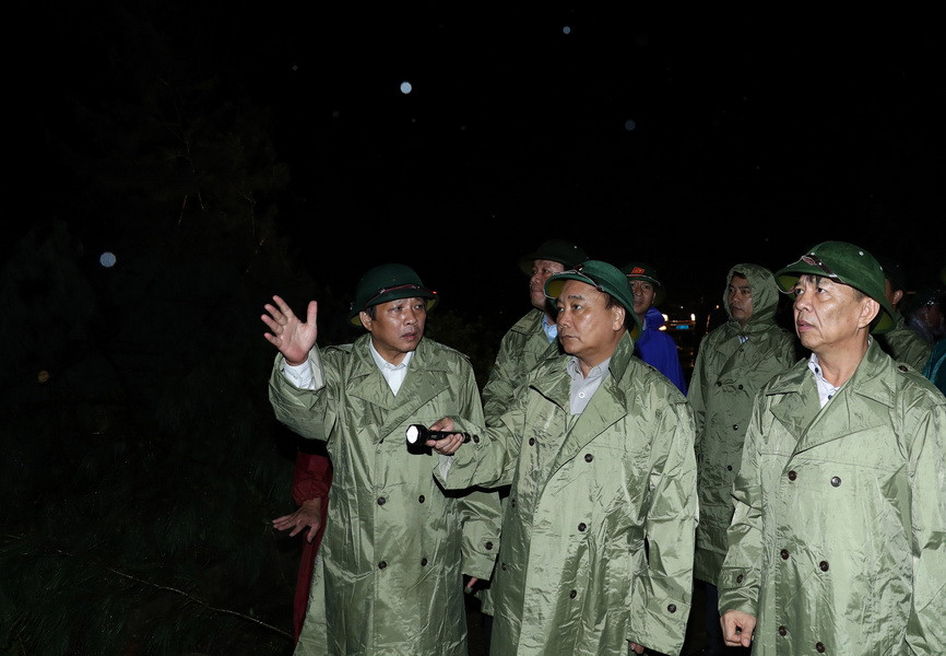 Thủ tướng Nguyễn Xuân Phúc đi kiểm tra công tác khắc phục hậu quả cơn bão số 10. (Ảnh: Thống Nhất/TTXVN)