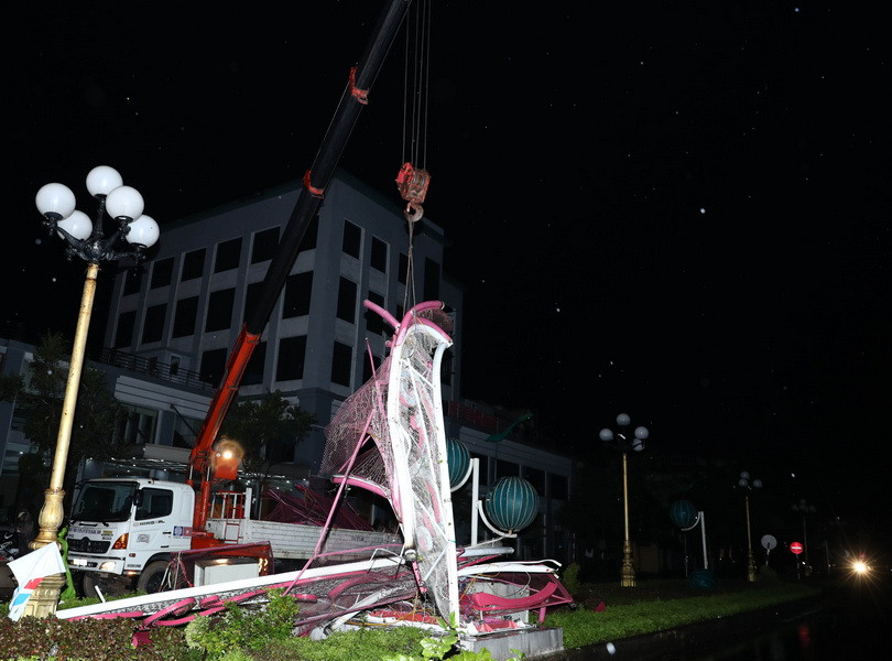 Cổng trào và pano trên đường phố Đồng Hới, tỉnh Quảng Bình bị gãy đổ do bão số 10. (Ảnh: Thống Nhất/TTXVN)