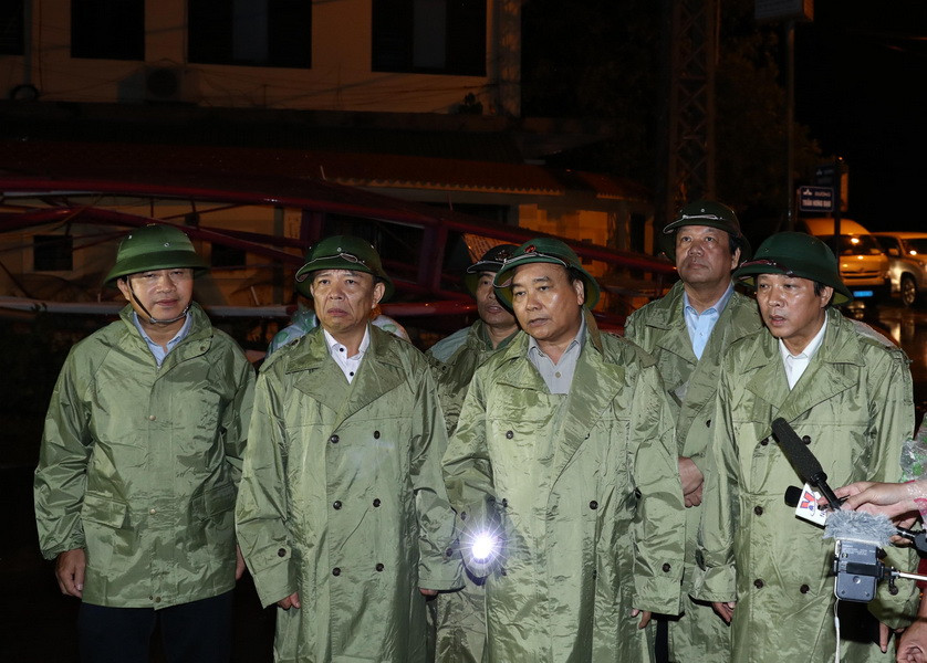 Thủ tướng Nguyễn Xuân Phúc đi kiểm tra công tác khắc phục hậu quả cơn bão số 10. (Ảnh: Thống Nhất/TTXVN)