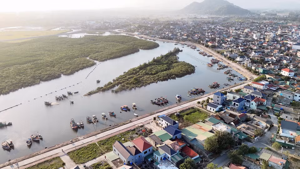Xã Thạch Kim hiện có hơn 100 tàu thuyền đánh bắt cá, cung cấp nguồn nguyên liệu dồi dào cho nghề nướng cá của người dân địa phương. (Ảnh: Hữu Quyết/TTXVN)