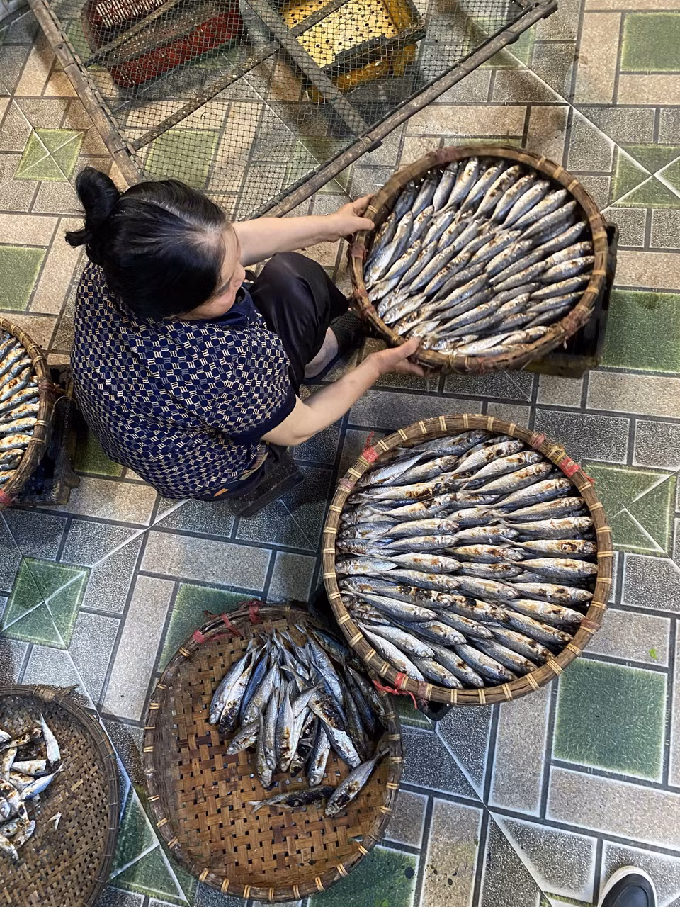 Người dân xã Thạch Kim phân loại cá sau khi nướng. (Ảnh: Hữu Quyết/TTXVN)